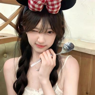 在深灰色的箱子中